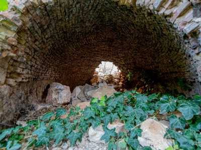 ...e poi al forno: tutti locali che seppur affascinanti risultano ormai quasi completamente crollati